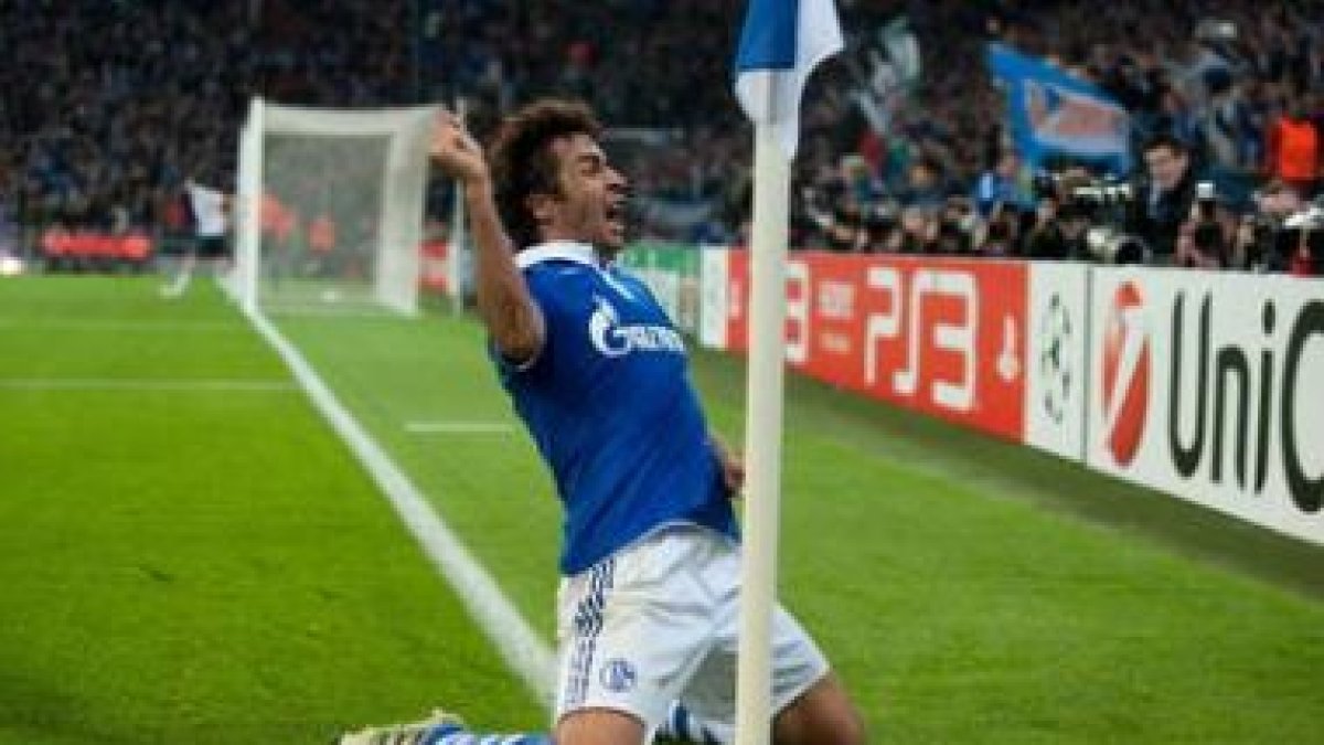Raúl celebra su gol, el primero del Schalke, contra el Inter.