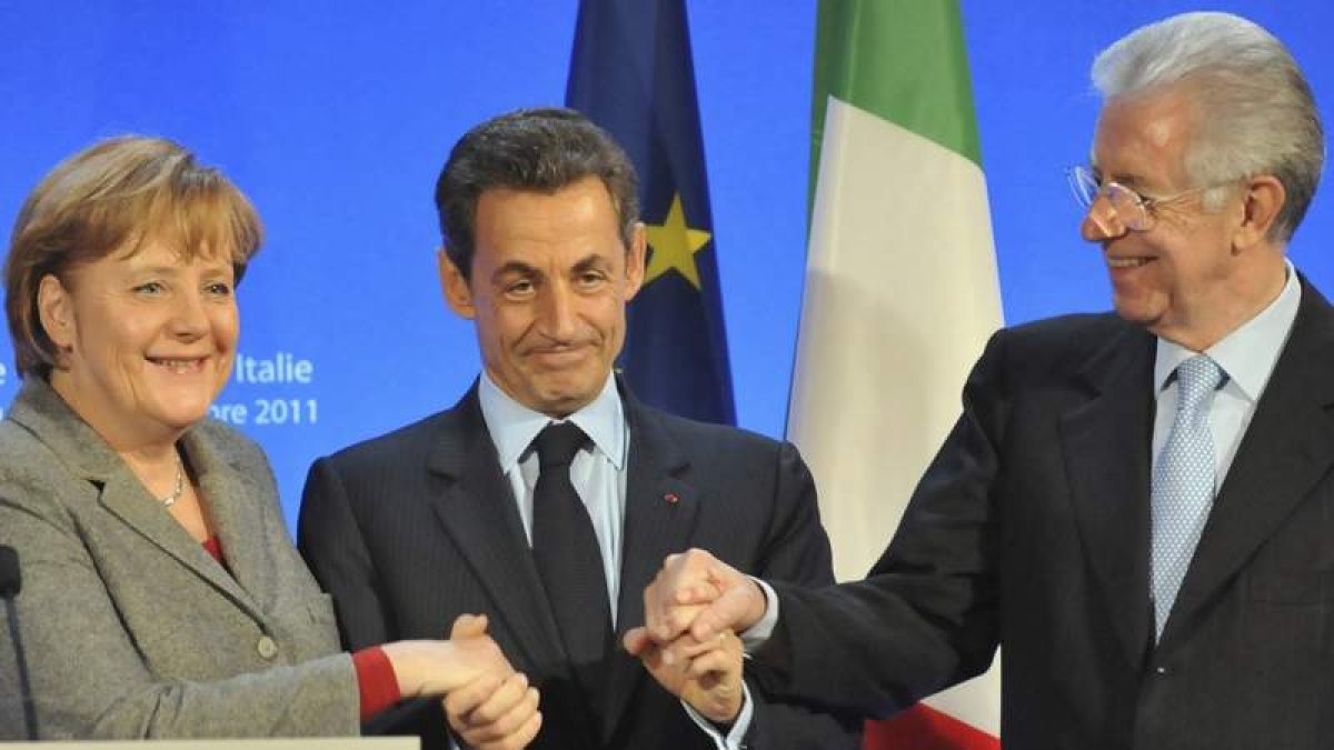 Merkel, Sarkozy y Mario Monti, tras la reunión que mantuvieron en Estrasburgo.