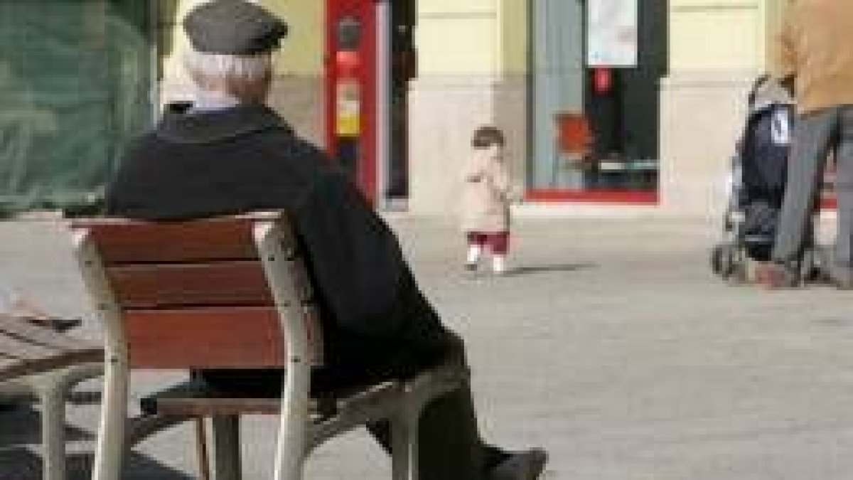 La población de la tercera edad suma dos tercios de las ayudas oficiales para necesidades básicas