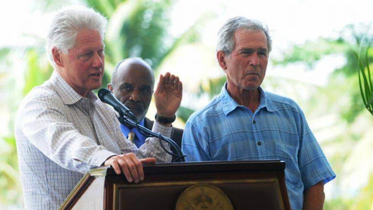 Los expresidentes Bill Clinton (izquierda) y George W. Bush en una visita a Haití, en marzo del 2010.