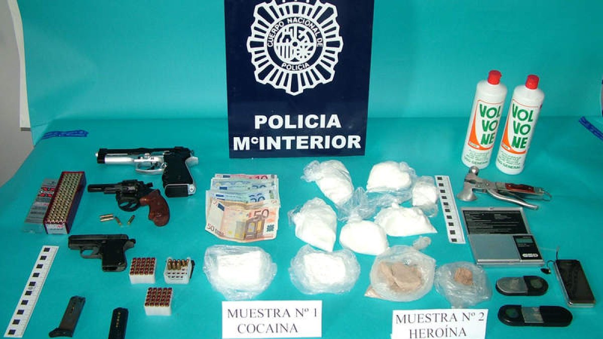 Las drogas y las armas de fuego intervenidas por los agentes del Cuerpo Nacional de Policía.
