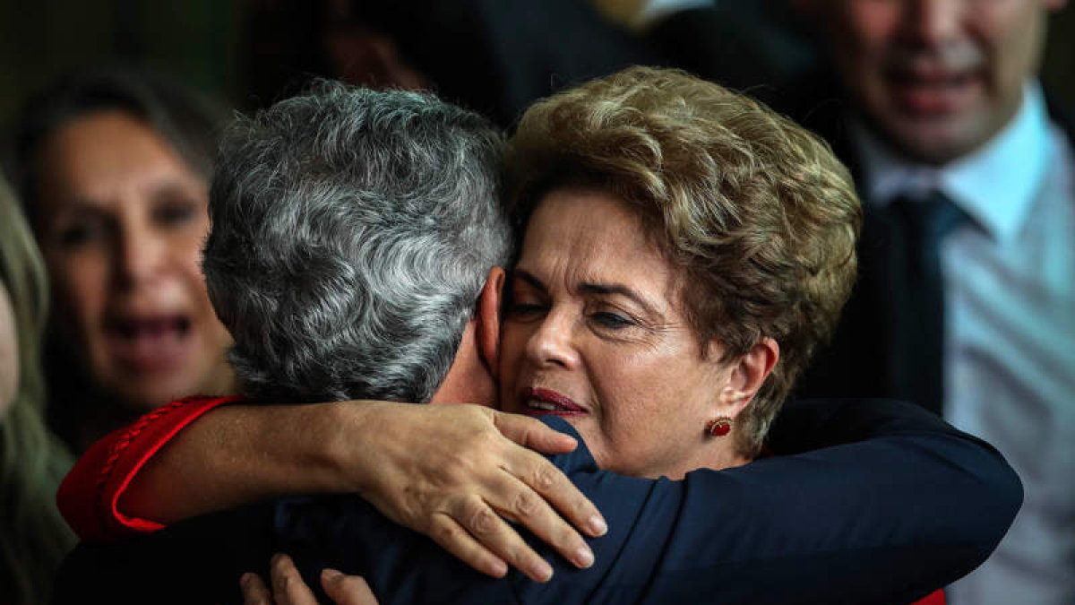 La ya expresidenta de Brasil, Dilma Rousseff, abraza al senador Jorge Viana. FERNANDO BIZERRA JR
