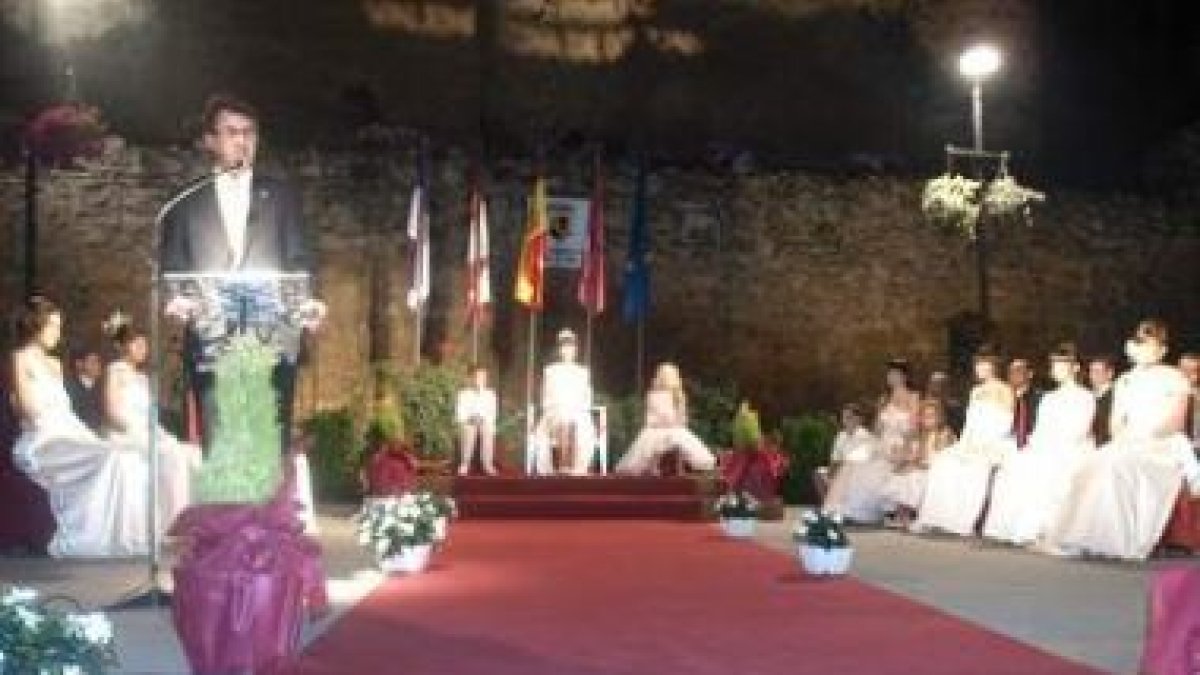 El alcalde se dirige al público durante la coronación de la reina y damas de las fiestas.