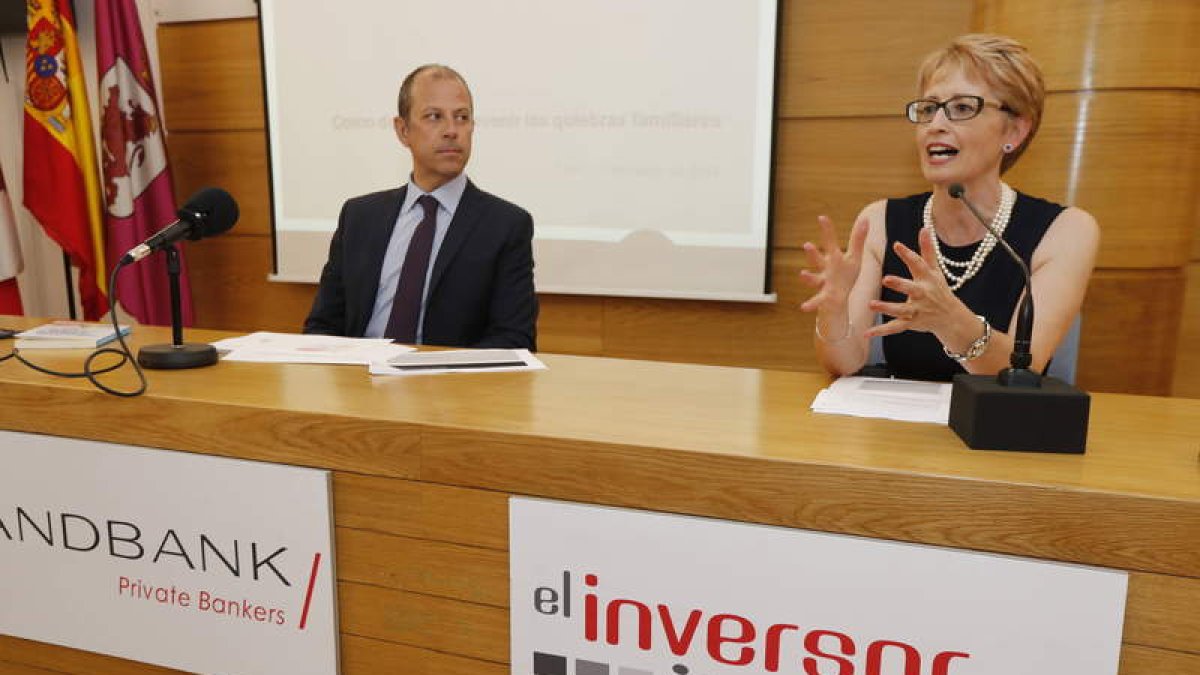 Marcelino Blanco y María Jesús Soto, ayer en el Club de Prensa de Diario de León. RAMIRO
