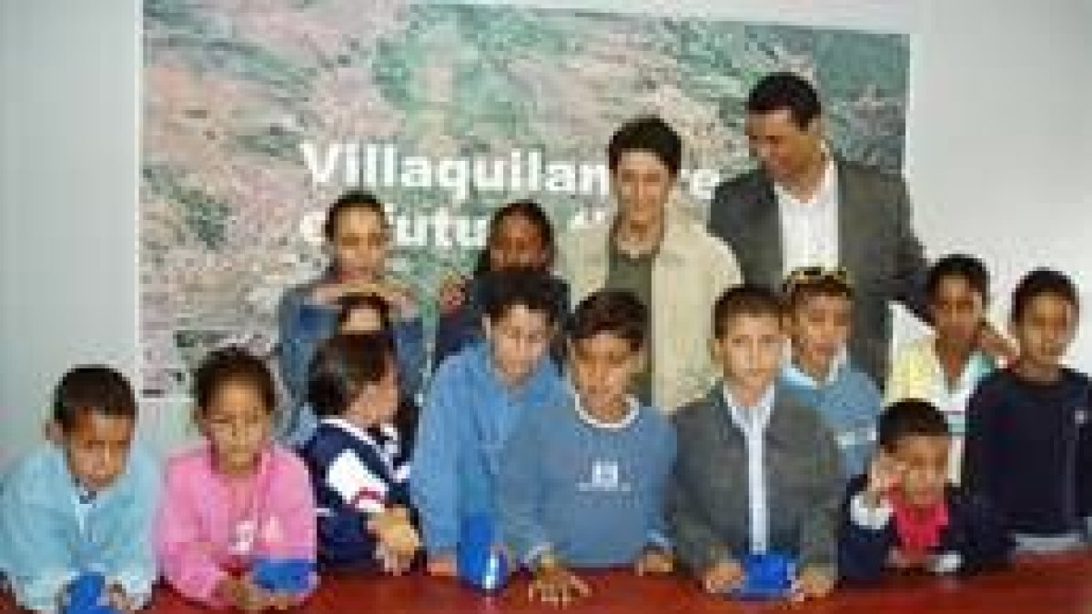 Miguel Hidalgo y Yahya Mohamed con los pequeños saharauis