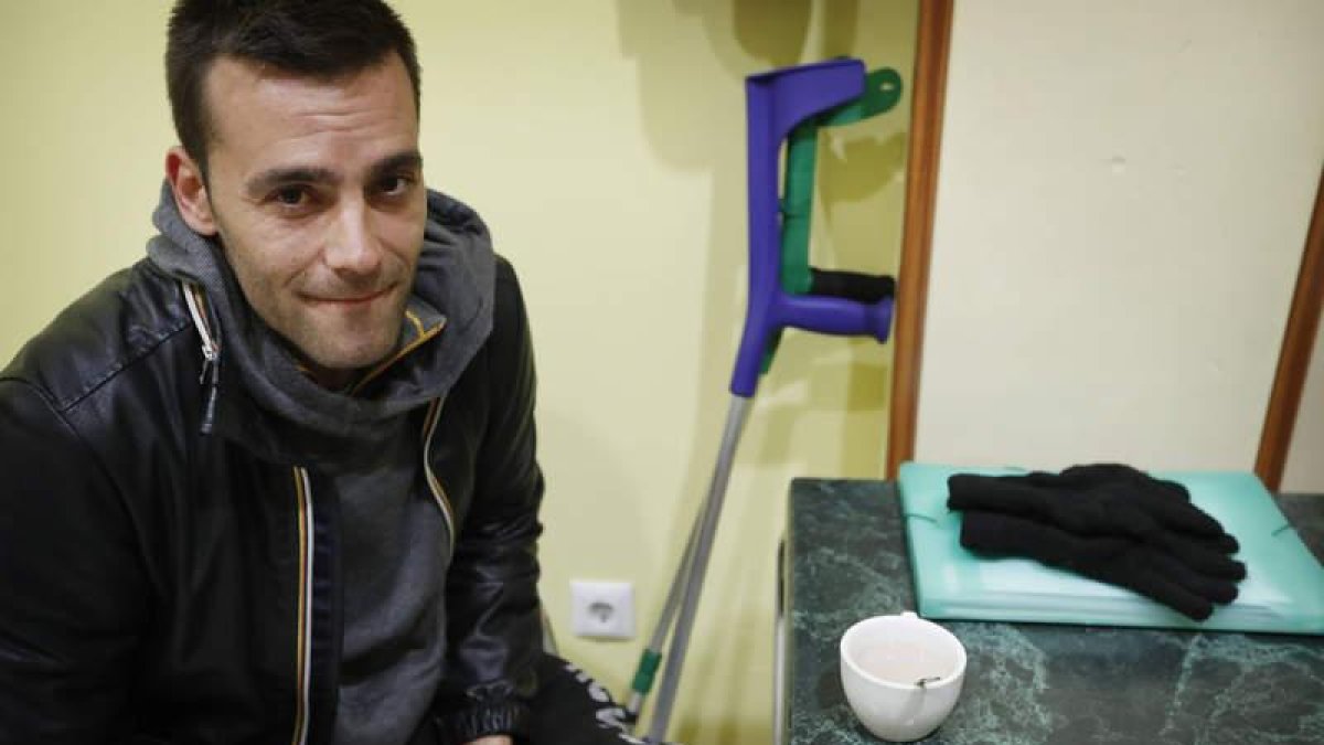 Diego Reinoso vive en las calles de León desde hace ocho días. Deambula con el pie roto y con muletas. Llega al centro con las manos ateridas.
