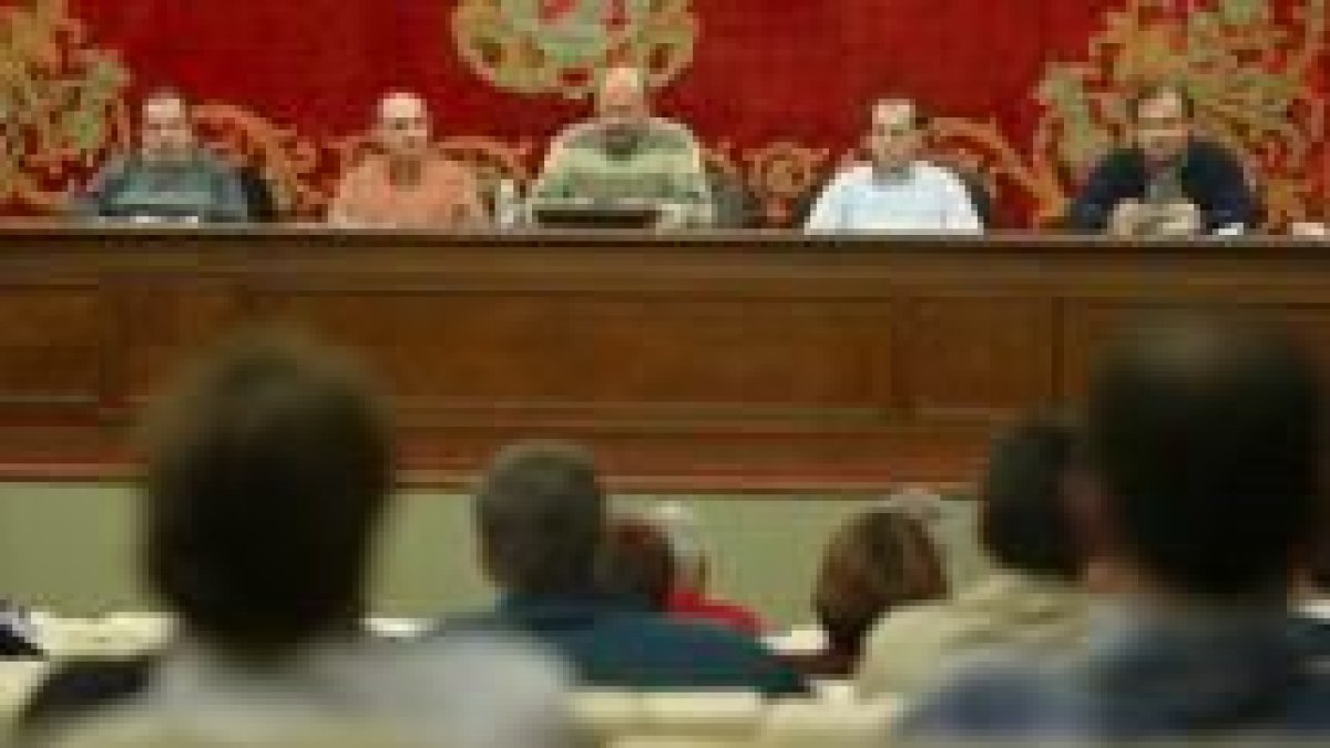 Un momento de la asamblea de trabajadores de Antibióticos con los representantes de USO y STIL