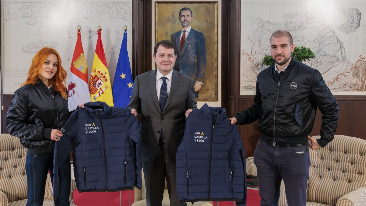 Alfonso Fernández Mañueco recibe a los astronautas leoneses Pablo Álvarez y Sara García. DL
