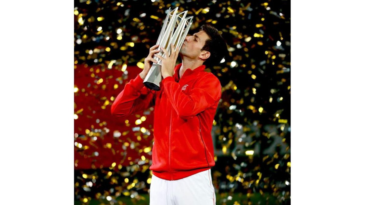 Djokovic besa el trofeo como campeón de Shanghai.