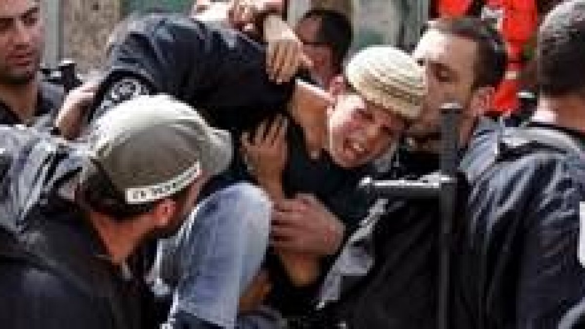 Agentes policiales evacuan, tras violentos enfrentamientos con extremistas, a las tres familias