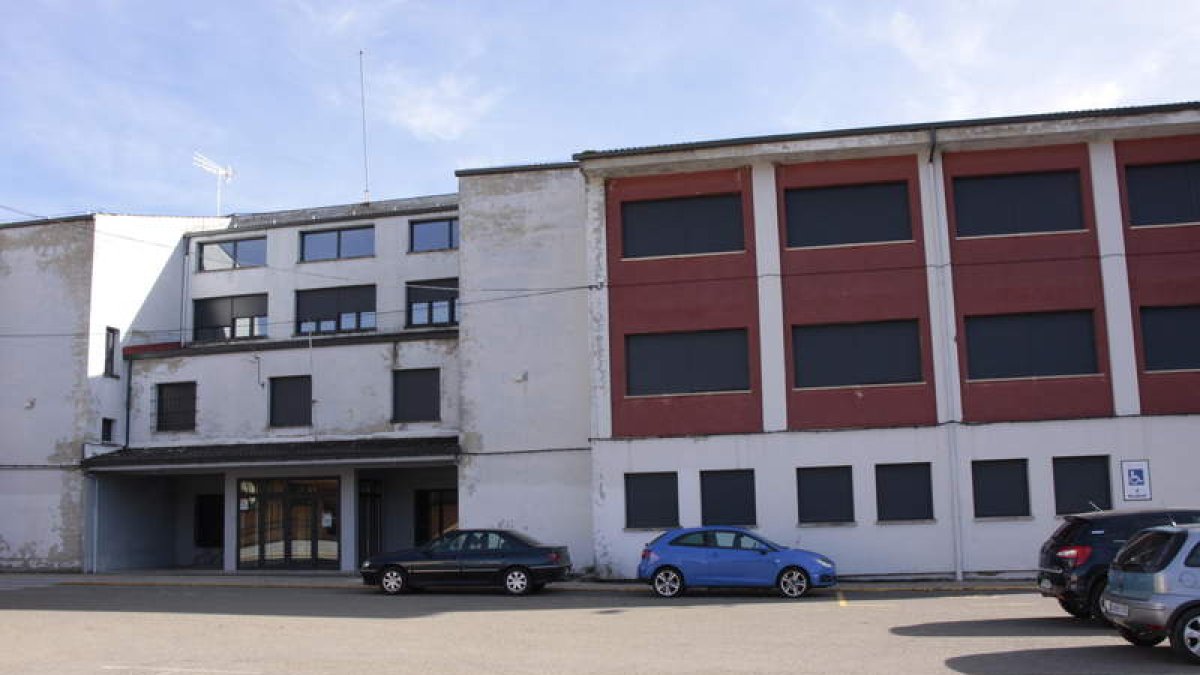 Edificio del colegio público de Cistierna donde irá el Centro Europeo de Formación. CAMPOS