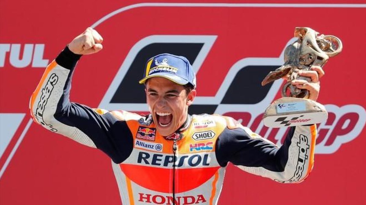 Marc Márquez celebra la victoria en el circuito de Assen