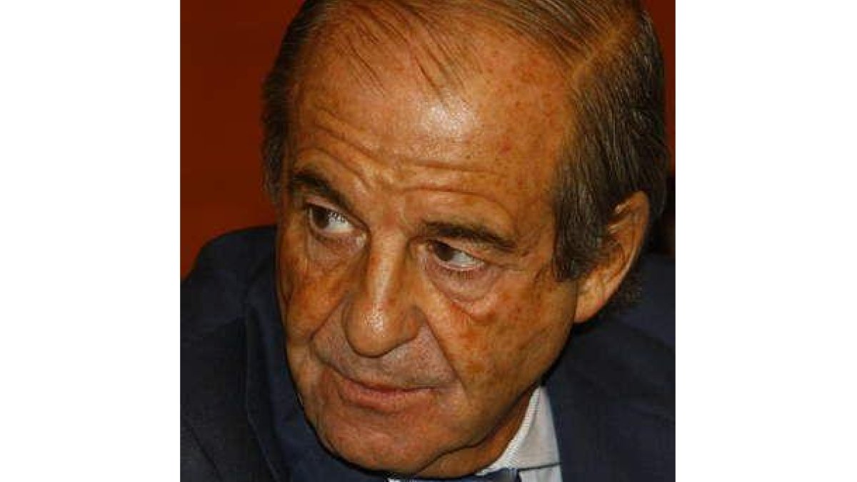 José María García, en el centro delante de los micrófonos, volvió a impatir cátedra periodística ent