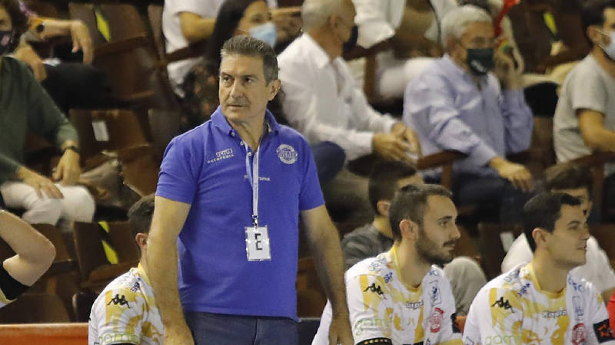 Cadenas quiere que su equipo se asiente cuanto antes en las posiciones de arriba. MARCIANO PÉREZ