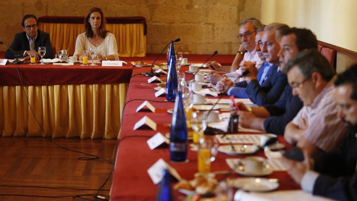 Los parlamentarios leoneses y los comerciantes, duranta la reunión de ayer en León.