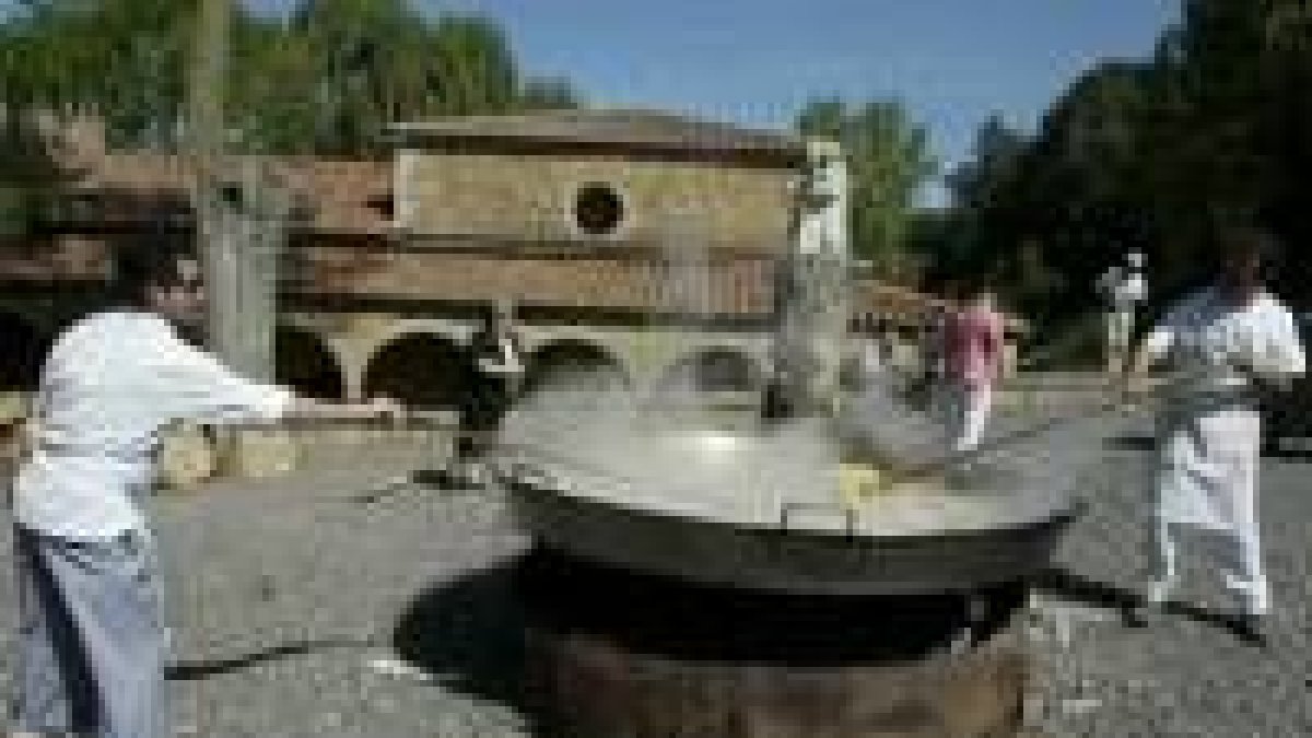 Dos cocineros prepararon un gran paellada para todos los asistentes