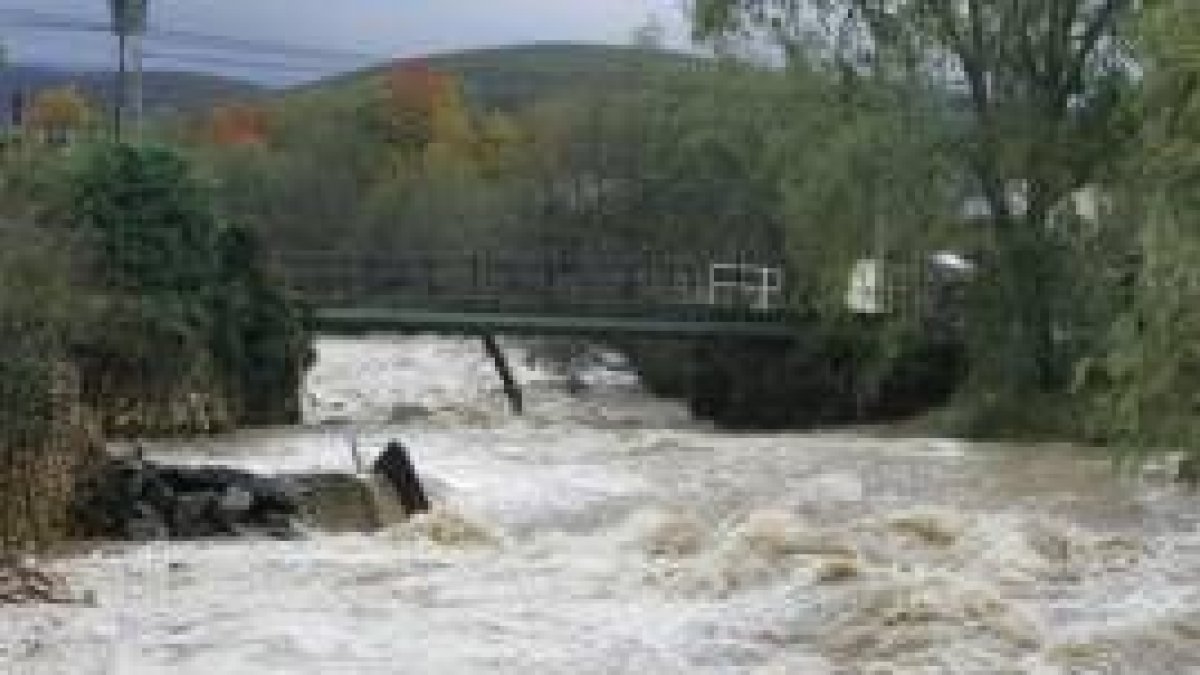 La imagen muestra el río Eria desbordado a su paso por Truchas