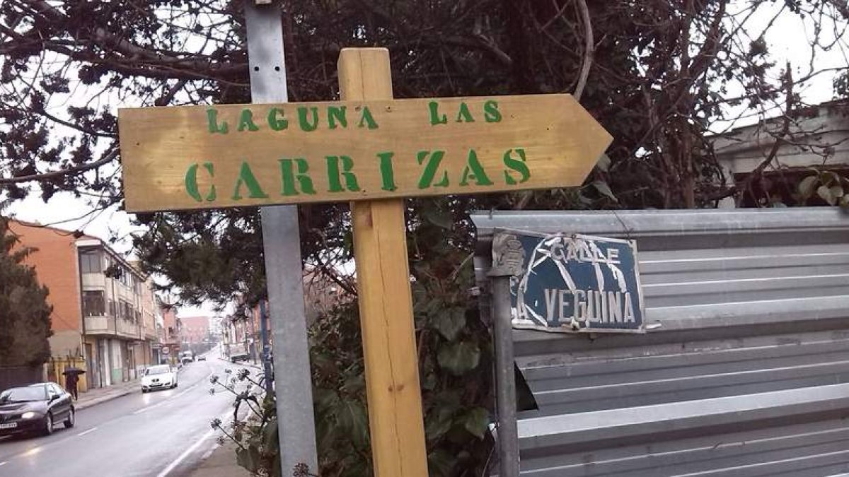 Las señales que indican el camino hacia Las Carrizas fueron realizadas por el servicio de Jardinería.