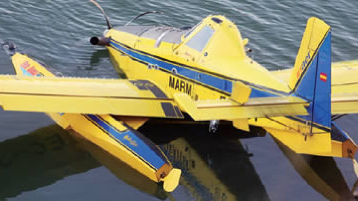 El hidroavión de la base de Rosinos permanecía ayer flotando sobre el agua cerca de donde cayó.
