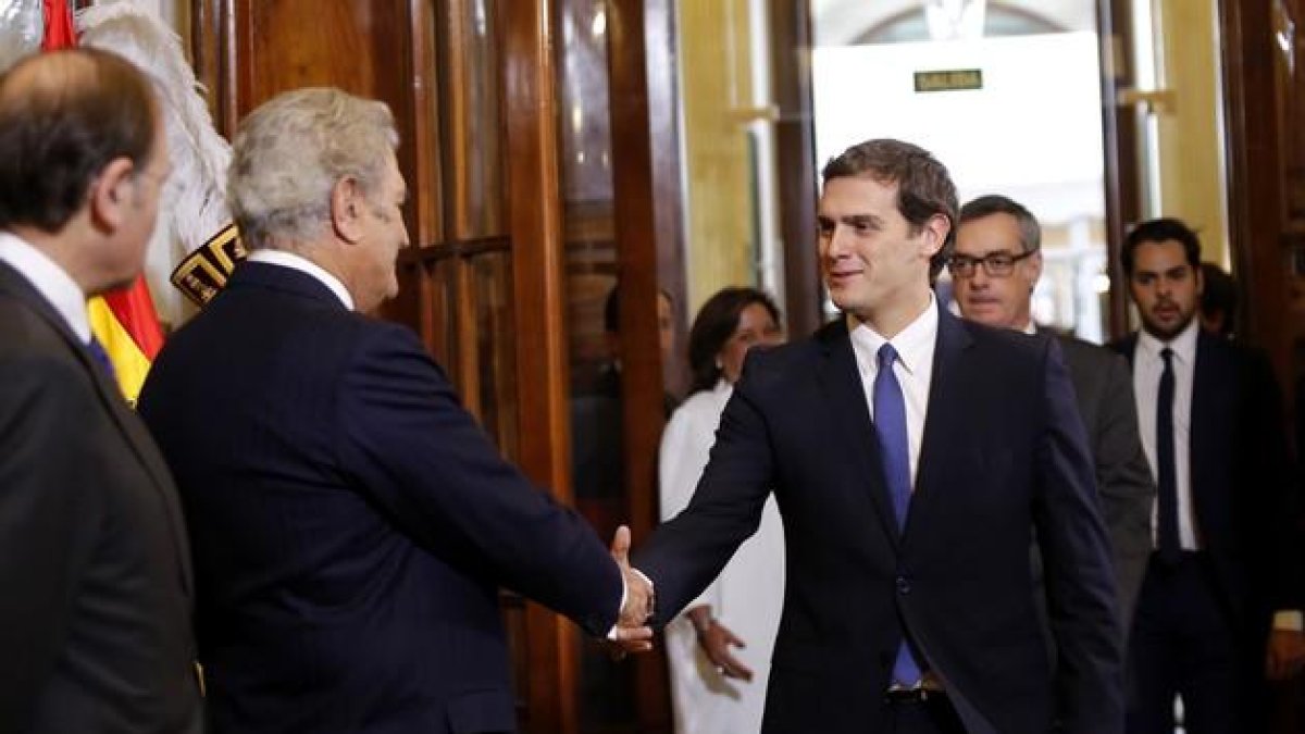 Albert Rivera saluda al presidente del Congreso, Jesús Posada, en el acto institucional del Día de la Constitución.