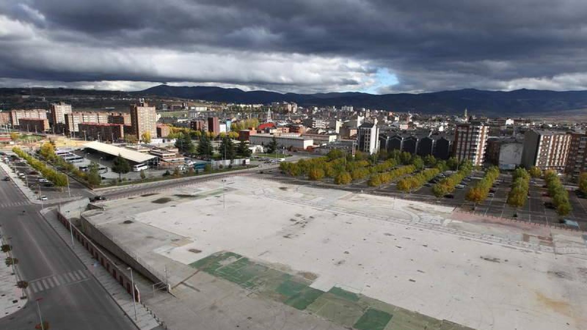 Aspecto del antiguo solar de Carrefour, entre La Rosaleda y la avenida de La Libertad.