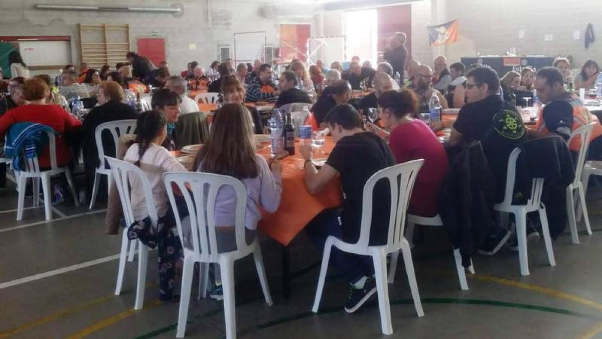 Los pabellones deportivos de Bembibre acogieron la botillada motera. DL