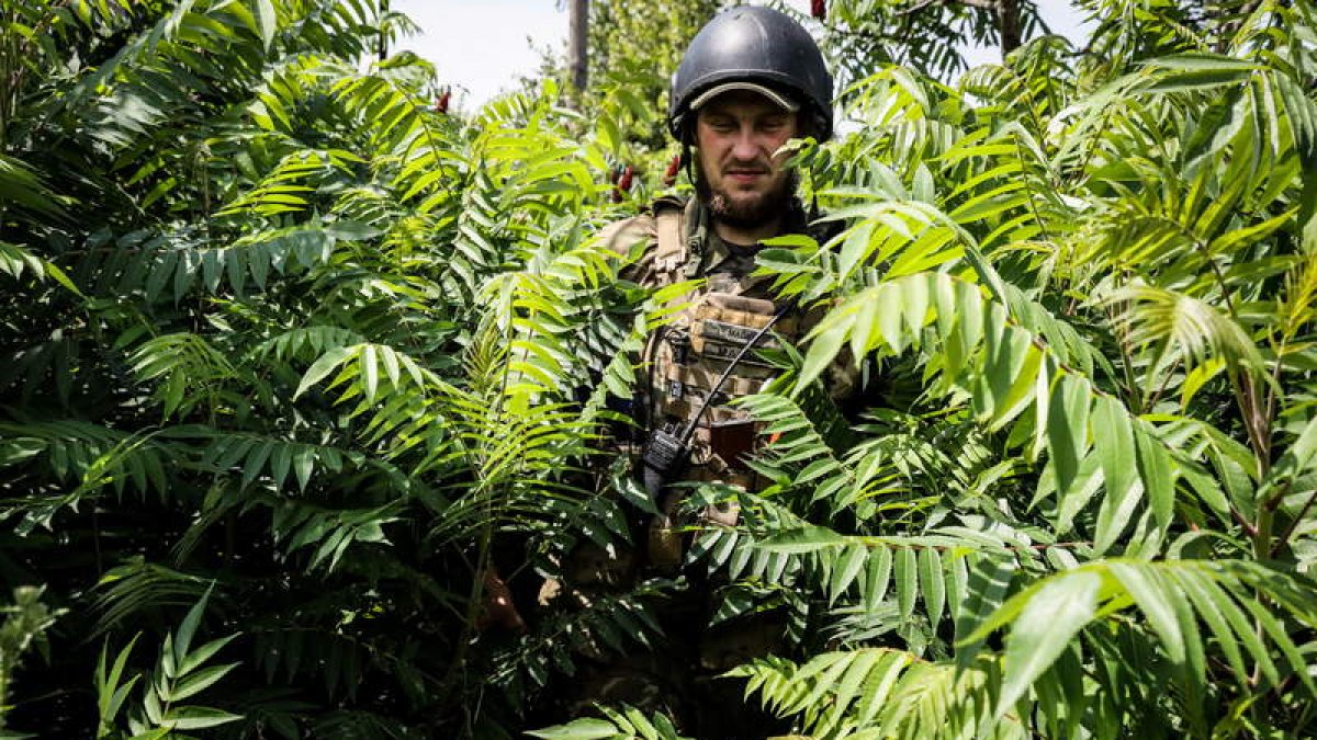 Un militar ucraniano de la 24.ª Brigada Mecanizada Separada en el frente de Donetsk. OLEG PETRASYUK