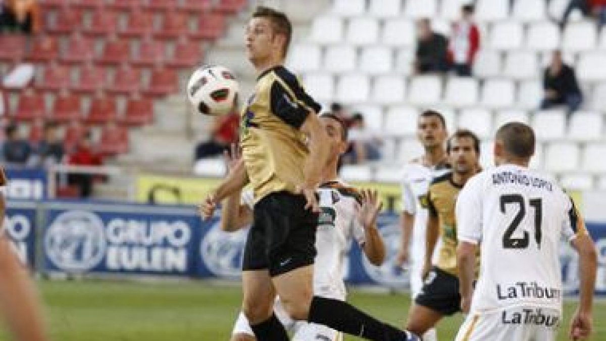 Máyor controla un balón con el pecho ante la mirada de dos jugadores del Albacete Balompié.