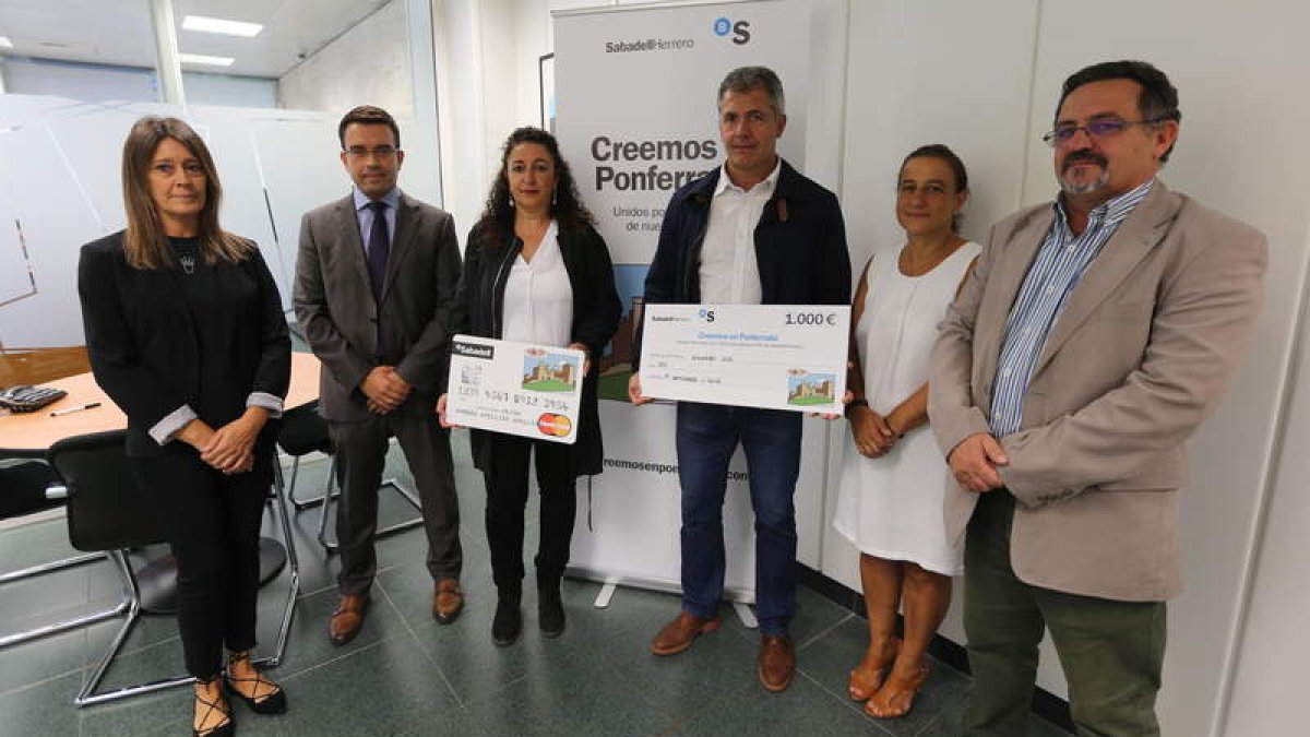 Representantes del comercio, Sabadell Herrero, ganadores y del Ayuntamiento en la entrega del premio. DE LA MATA