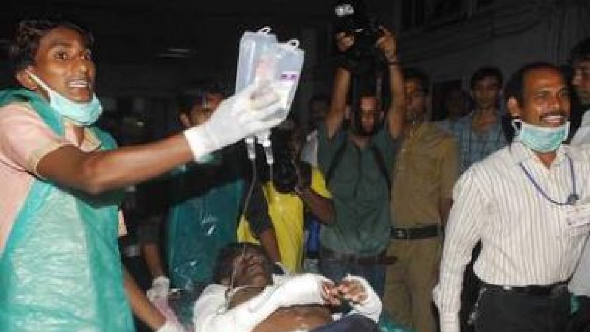Uno de los heridos por las explosiones es trasladado a un hospital de Bombay.