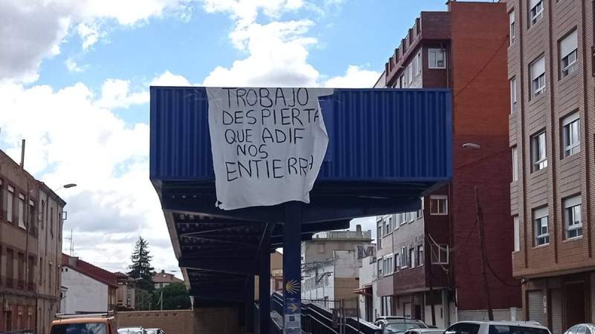 Arenga desde el balcón de la pasarela azul de Trobajo, otra pieza rechazada por los vecinos. DL