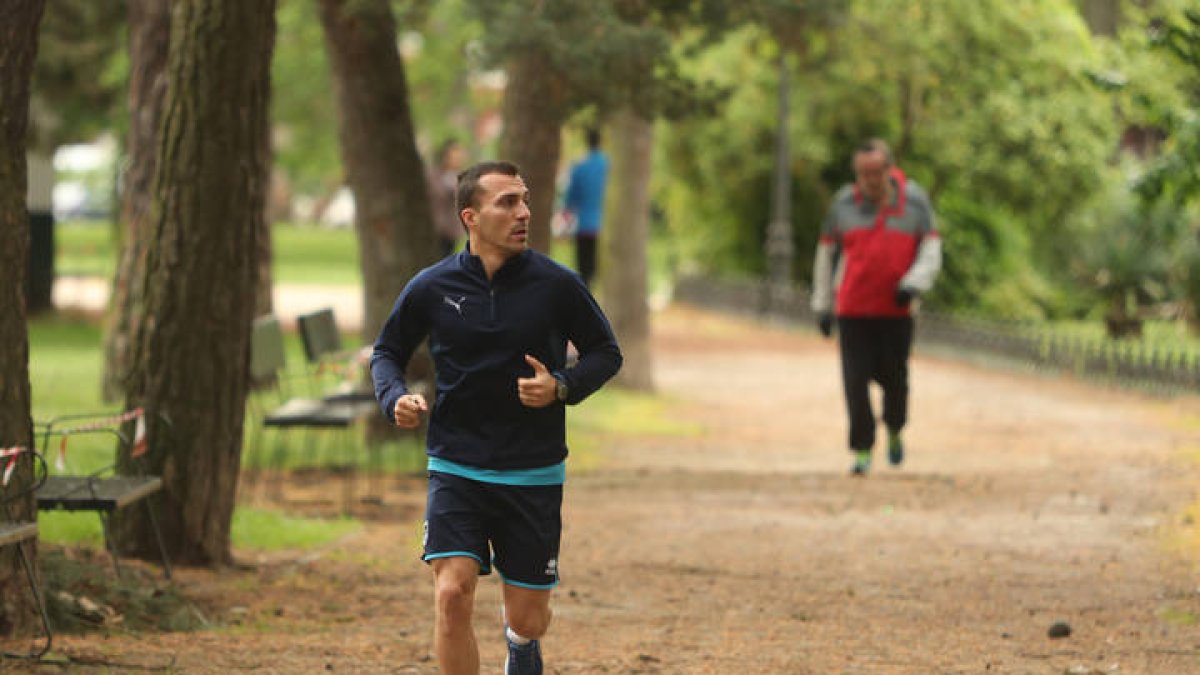 Luis Valcarce, entrenando en el parque del Temple. LUIS DE LA MATA