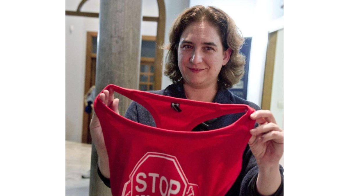 La portavoz de la PHA, Ada Colau, posa con una camiseta, durante un acto en Granada Abierta, el 19 de diciembre.