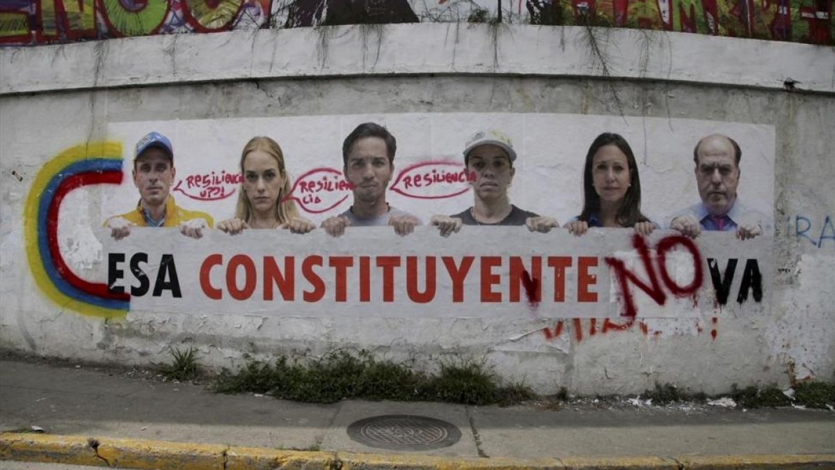 Un cartel contra la Constituyente con fotos de destacados dirigentes de la oposición en Caracas
