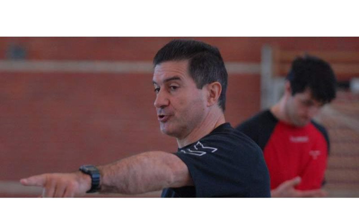 Manolo Cadenas debe decidir esta semana si asume el reto de volver a sentarse en el banquillo de un Reale Ademar muy condicionado en el capítulo económico.