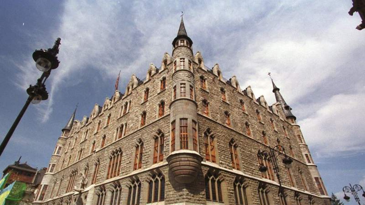 El edificio de Botines es sede de la Fundación España Duero, y alberga también a Monteleón. RAMIRO