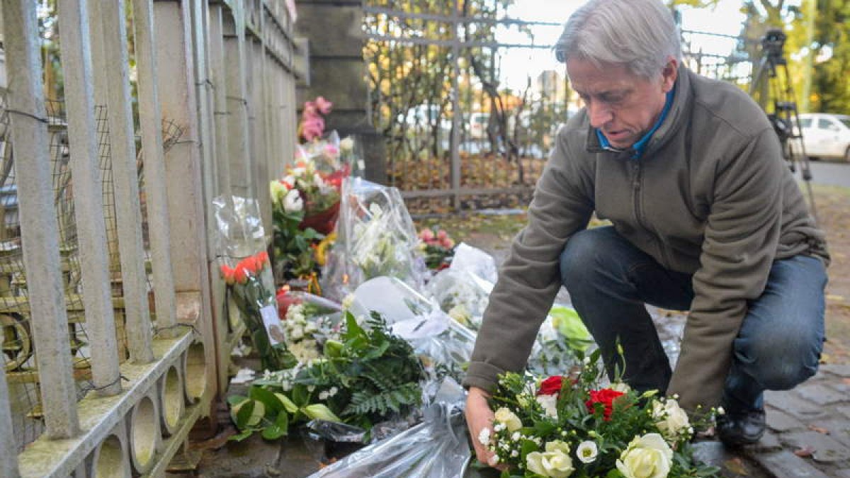 Cientos de ciudadanos depositan flores en recuerdo de la reina.