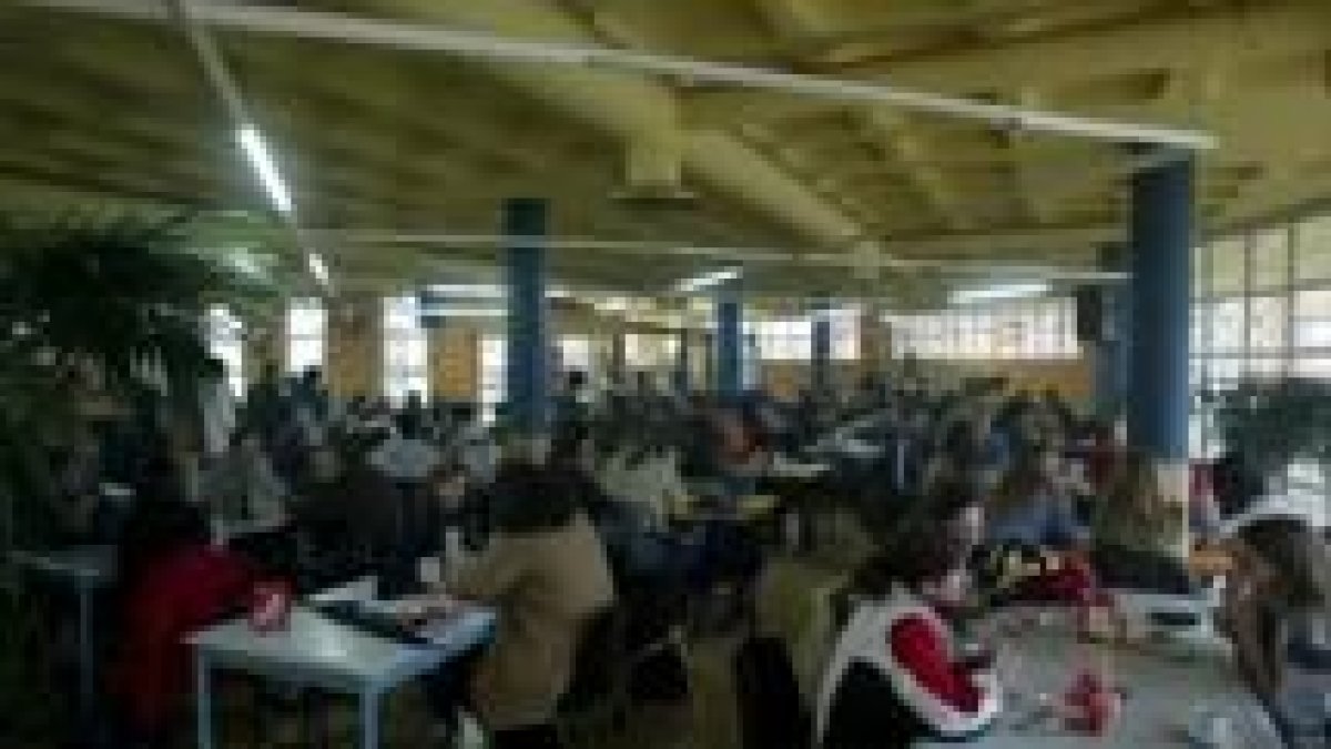Alumnos de la Universidad de León en la cafetería del Campus de Vegazana