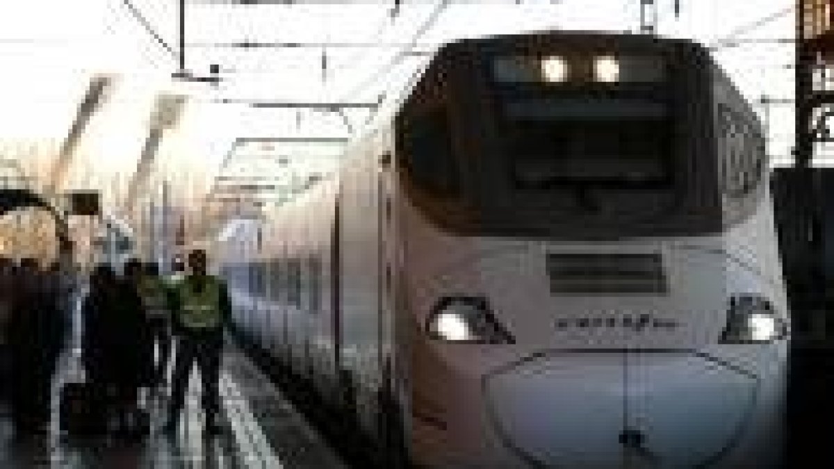 Blanco dice que antes que el AVE llegará el tren lanzadera a Ponferrada