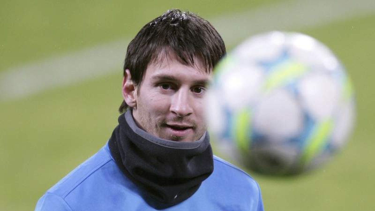 Messi mira un balón durante el entrenamiento en Leverkusen.