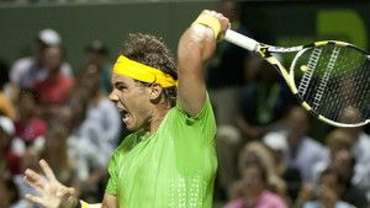Rafael Nadal devuelve una bola durante el partido contra Roger Federer en el Masters 1000 de Miami