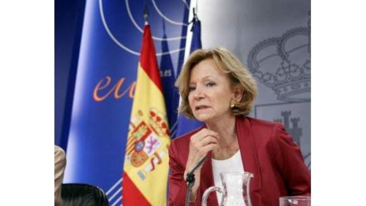 La vicepresidenta económica Elena Salgado compareció tras el Consejo de Ministros.