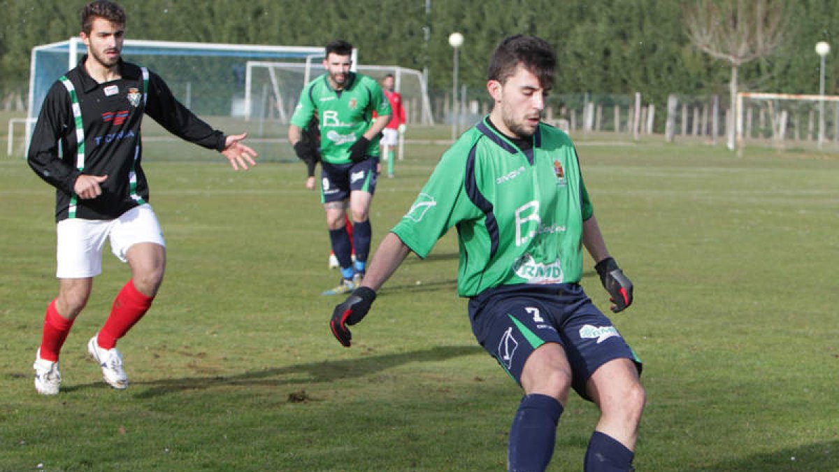 Alberto decidió el partido para el Ozonilla en el primer minuto de juego. SECUNDINO PÉREZ