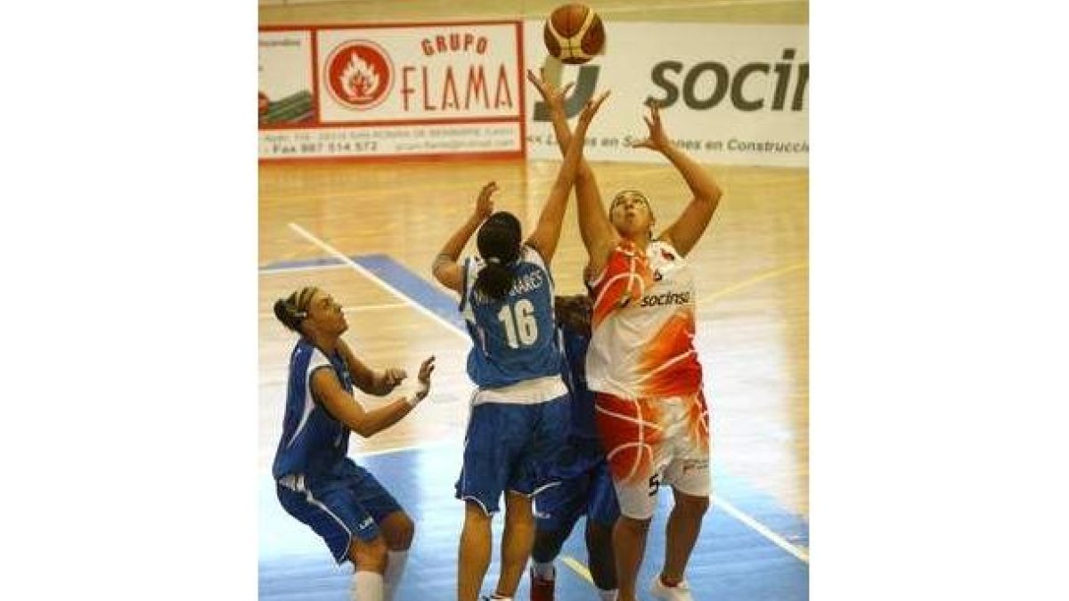 Monty lucha por el rebote ante tres jugadoras rivales.