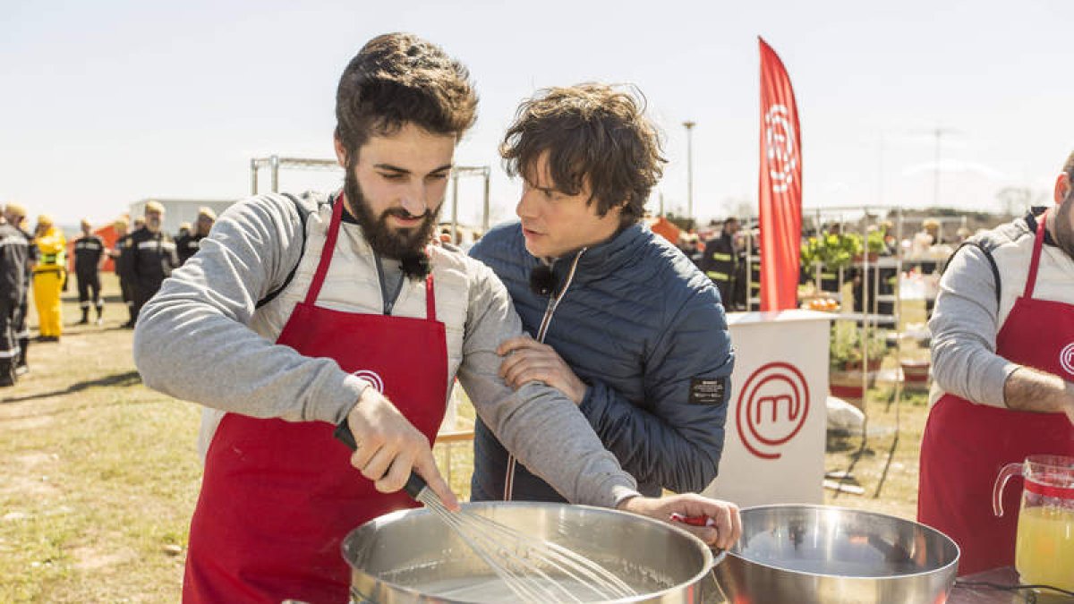 David González, manejándose con soltura entre cacerolas y atento a la vez a los consejos de Jordi Cruz. HERNÁEZ