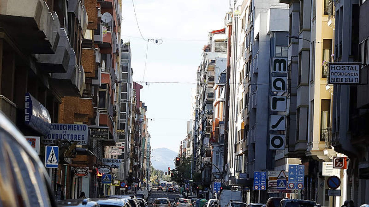 Los operarios han empezado a colocar el cableado. MARCIANO PÉREZ