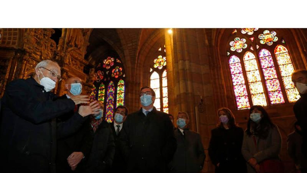 El responsable de patrimonio de la Catedral, Máximo Gómez, explica a Garamendi, en presencia del alcalde, la historia de la Pulchra Leonina. FERNANDO OTERO