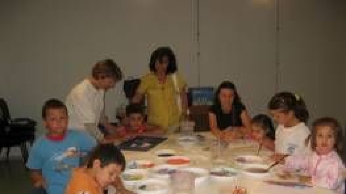 Un momento ayer del curso de dibujo y pintura en la localidad roblana