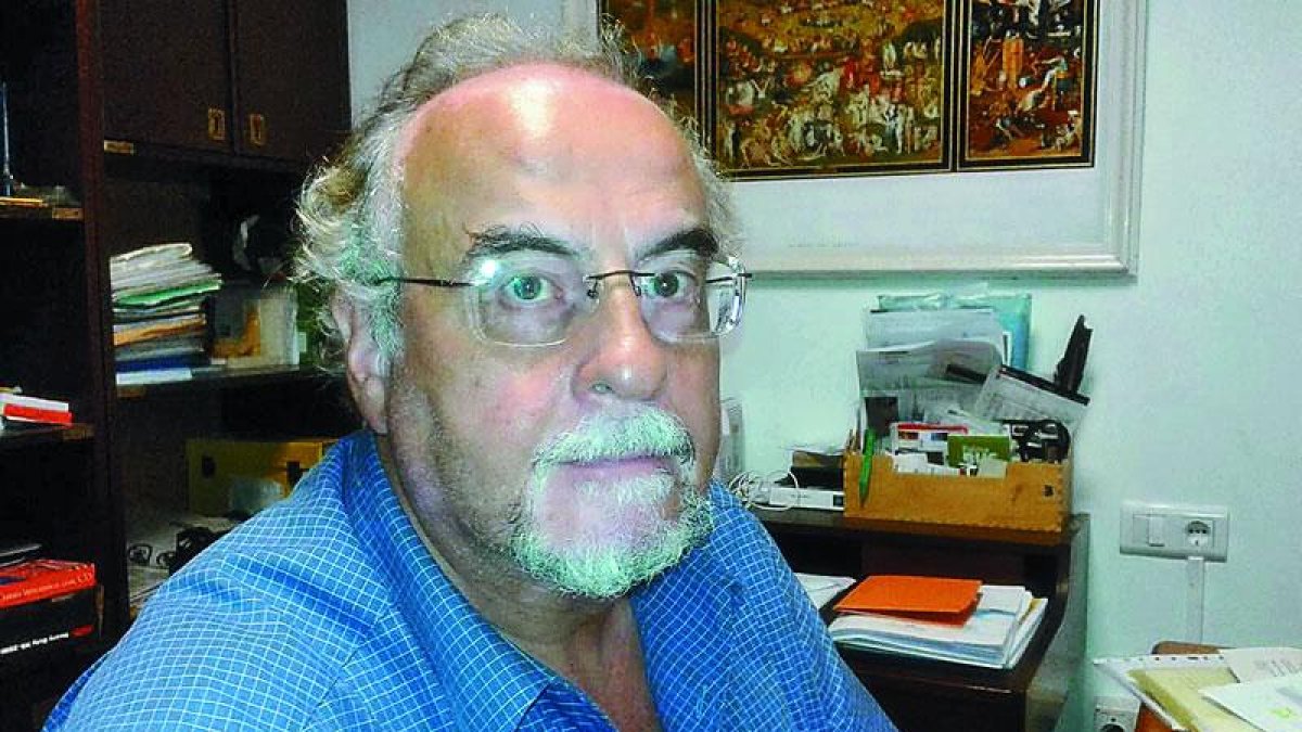 El médico Xavier García-Mora en su despacho.