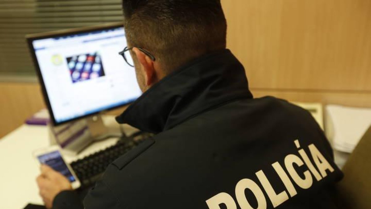 Un agente de la Policía Local de León
